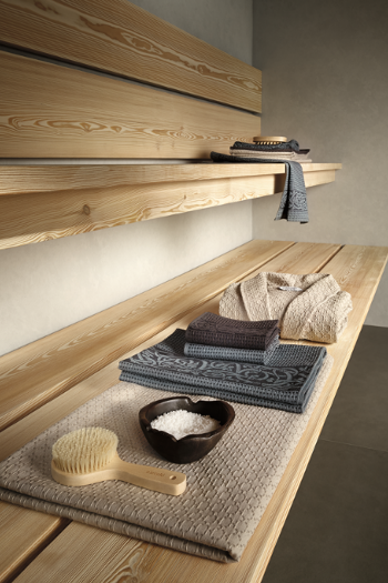Frottierwaren von Gute N8! auf einer Holzbank in der Sauna